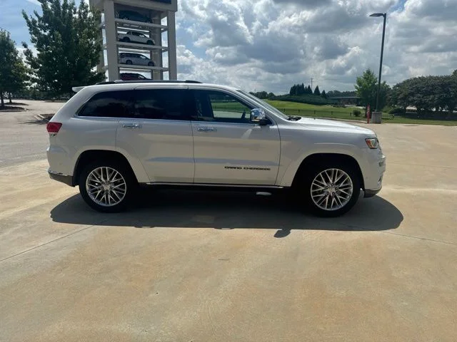 Used 2018 Ivory Jeep Summit image 5