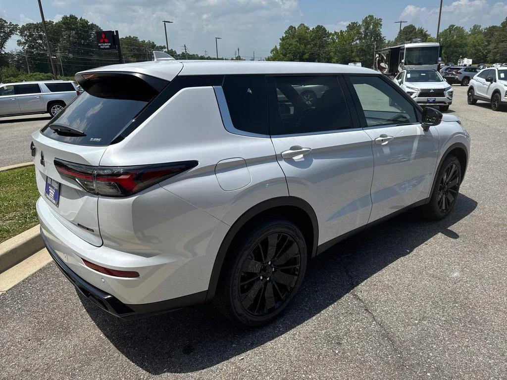 New 2026 White Diamond Mitsubishi LE 1.5T S-AWC image 4