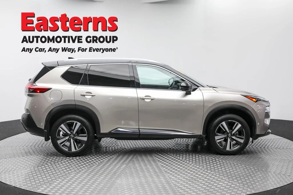 Used 2023 Silver Nissan SL image 4