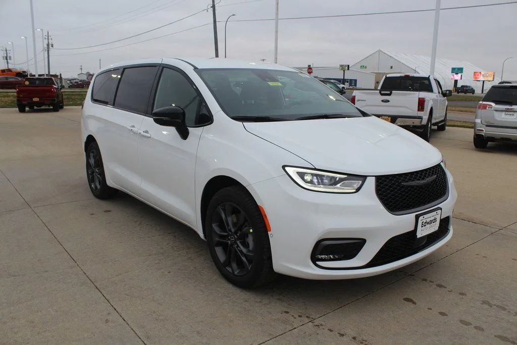 2026 Chrysler Pacifica Select AWD's photo