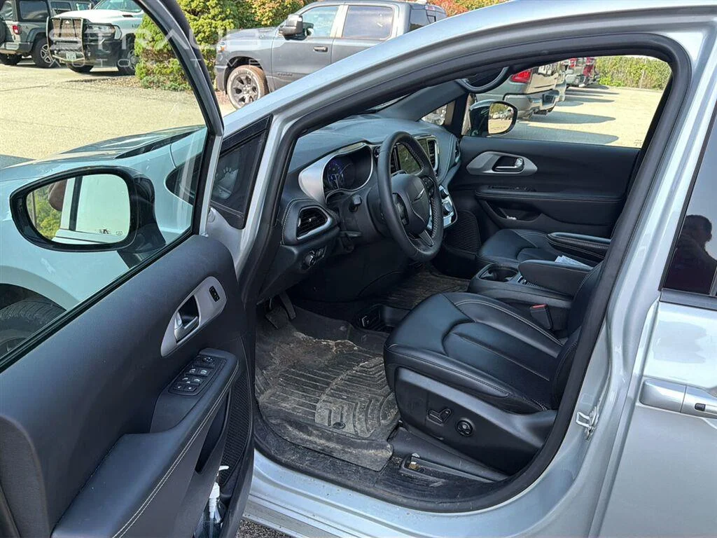 Used 2024 Silver Mist Clearcoat Chrysler Touring L image 11