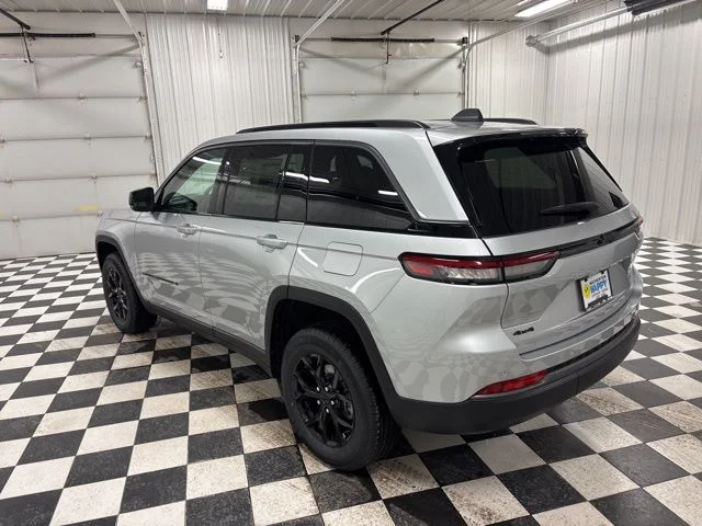 New 2026 Silver Zynith Exterior Paint Jeep Altitude image 6