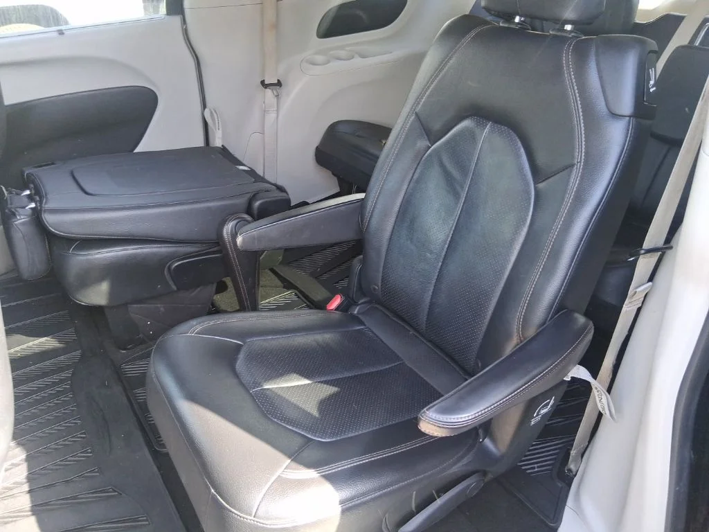 Used 2018 Gray Chrysler Touring L image 18