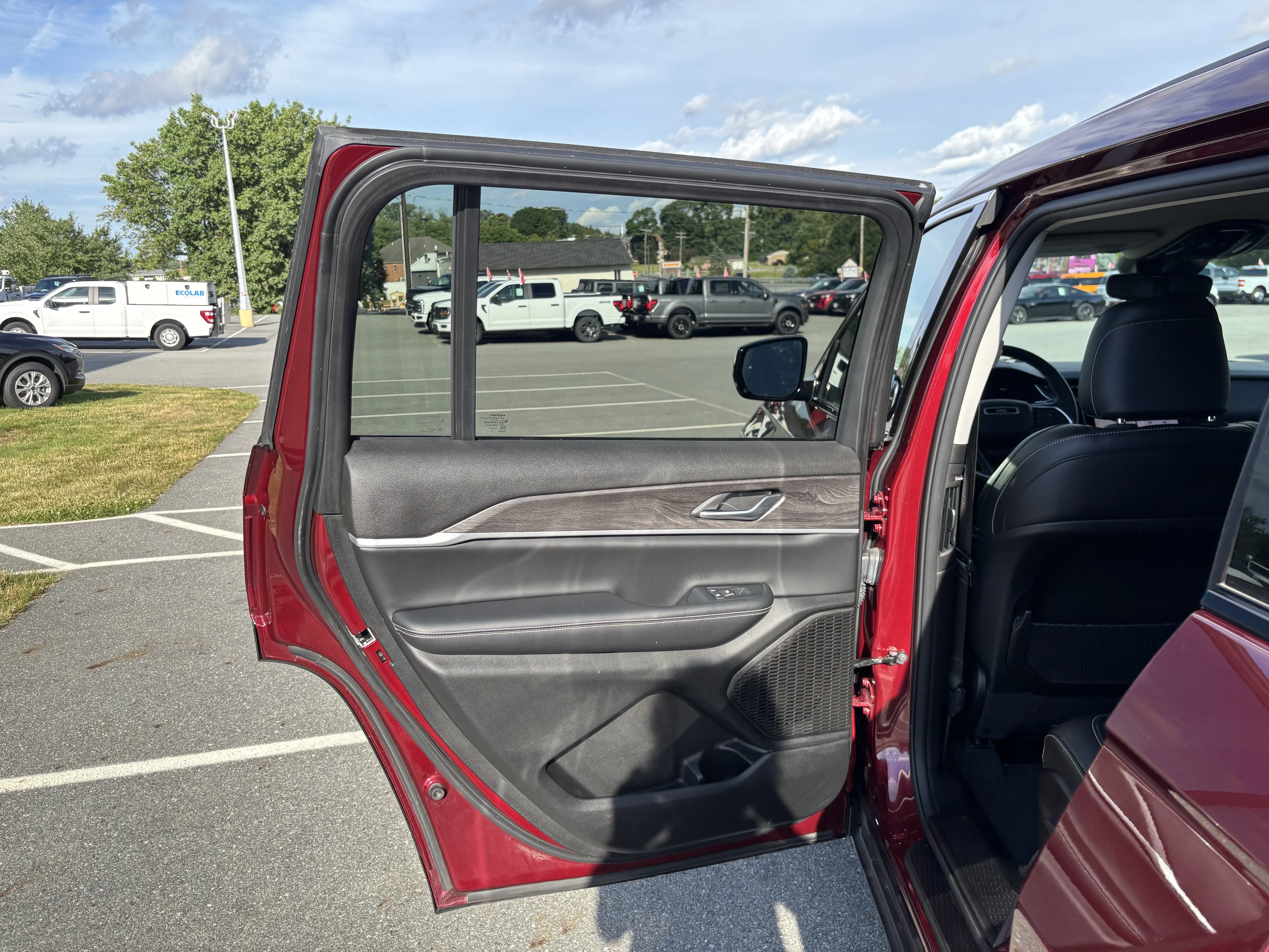 Used 2024 Velvet Red Pearlcoat Jeep Limited image 28