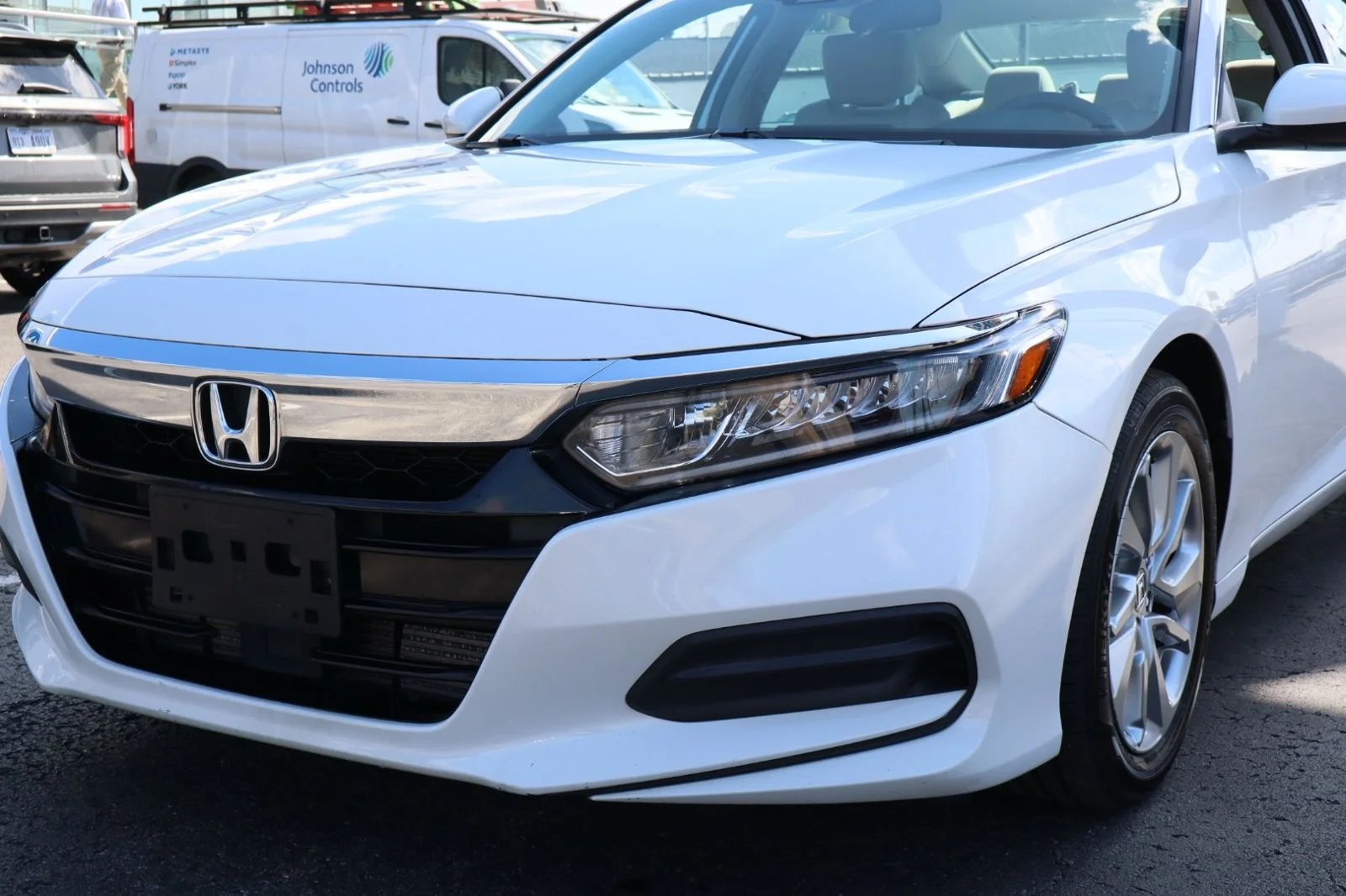 Used 2018 White Honda LX image 9