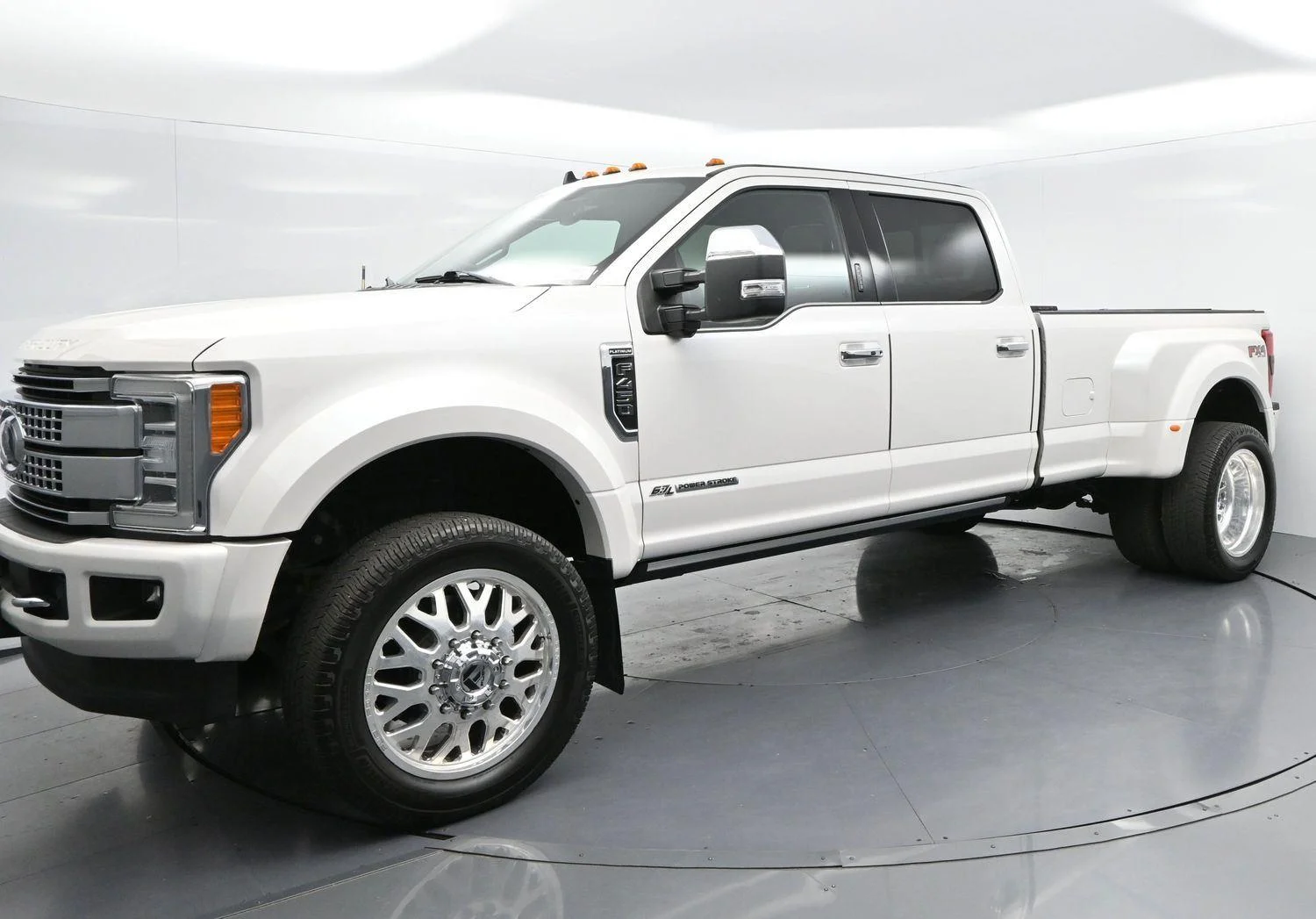Used 2019 White Platinum Metallic Tri-Coat Ford Platinum image 4