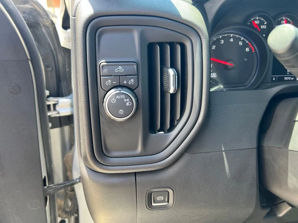 Used 2022 Silver Ice Metallic Chevrolet Custom image 11