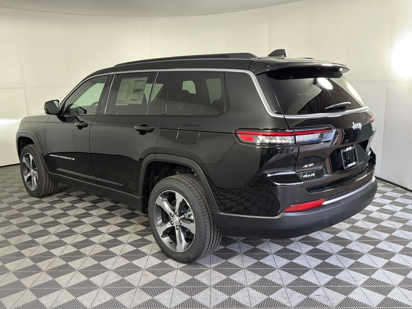 New 2026 Diamond Black Crystal Pearl-Coat Exterior Paint Jeep Limited image 6