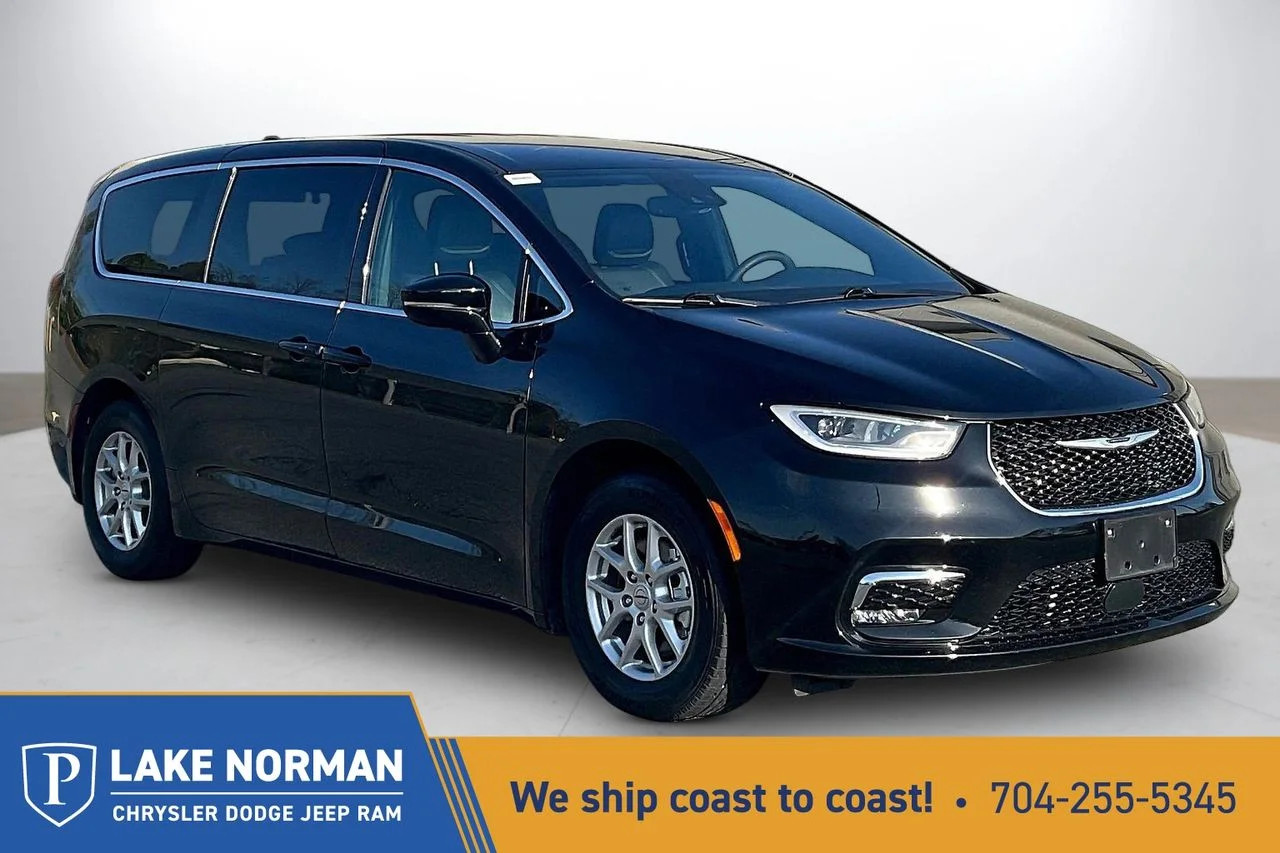 2025 Chrysler Pacifica Select's photo