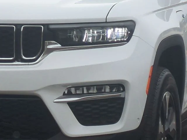Used 2022 White Jeep 4xe image 17