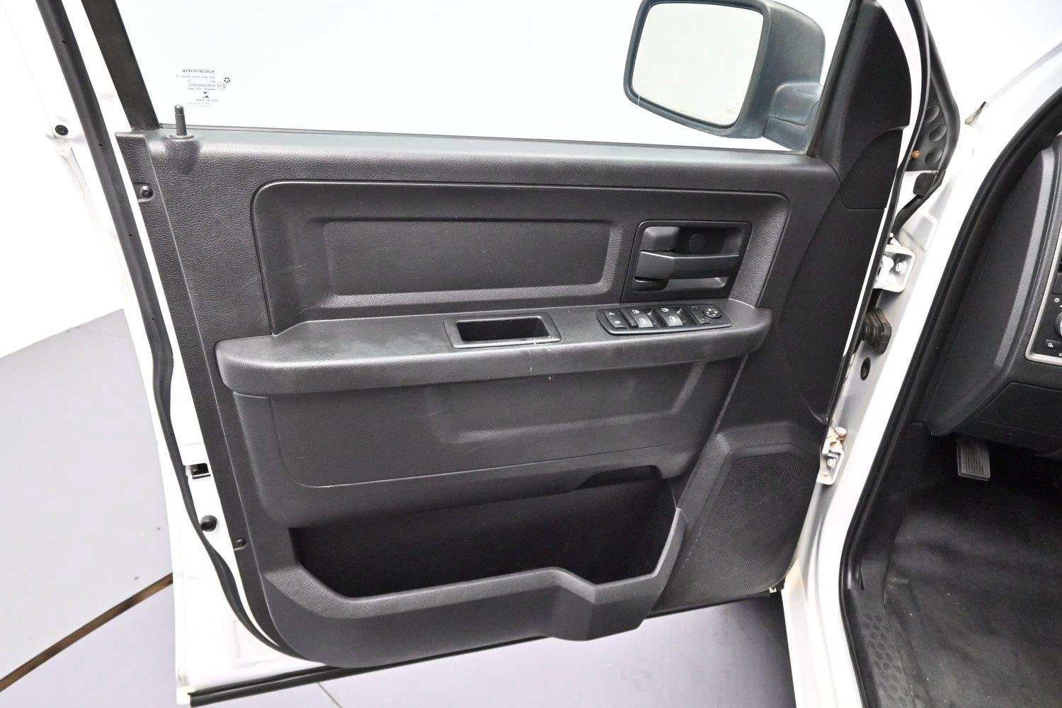Used 2015 Bright White Clearcoat Ram Tradesman image 9