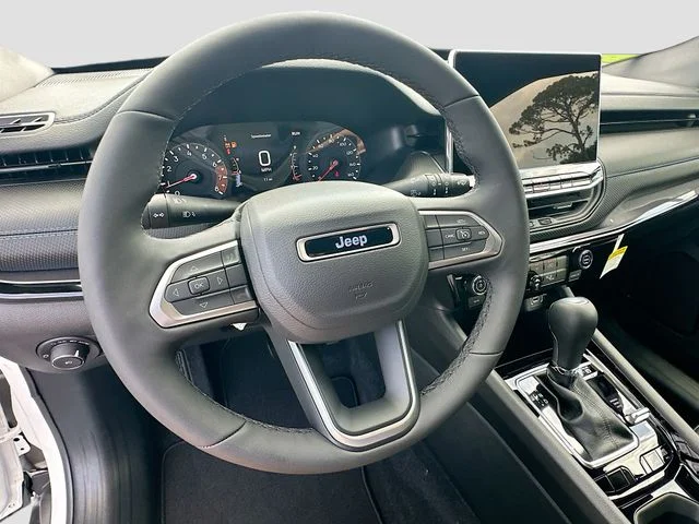New 2026 Bright White Clear-Coat Exterior Paint Jeep Latitude image 11