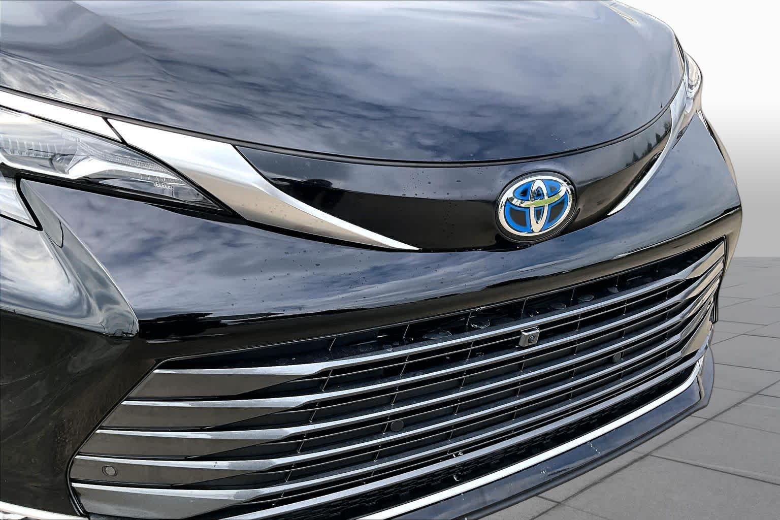 Used 2025 Midnight Black Metallic Toyota Platinum image 28