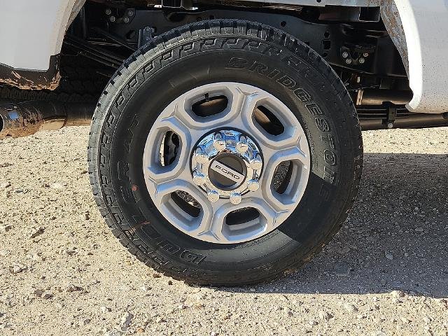 New 2027 Oxford White Ford F-350® XLT image 38