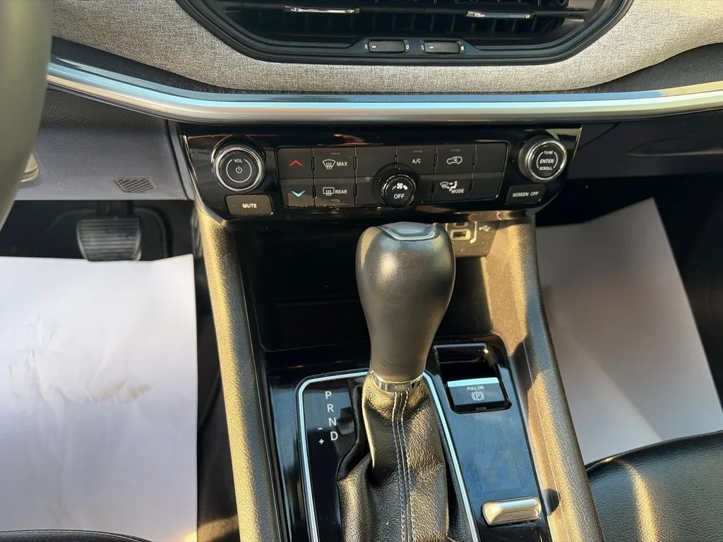Used 2022 Black Jeep Latitude image 25