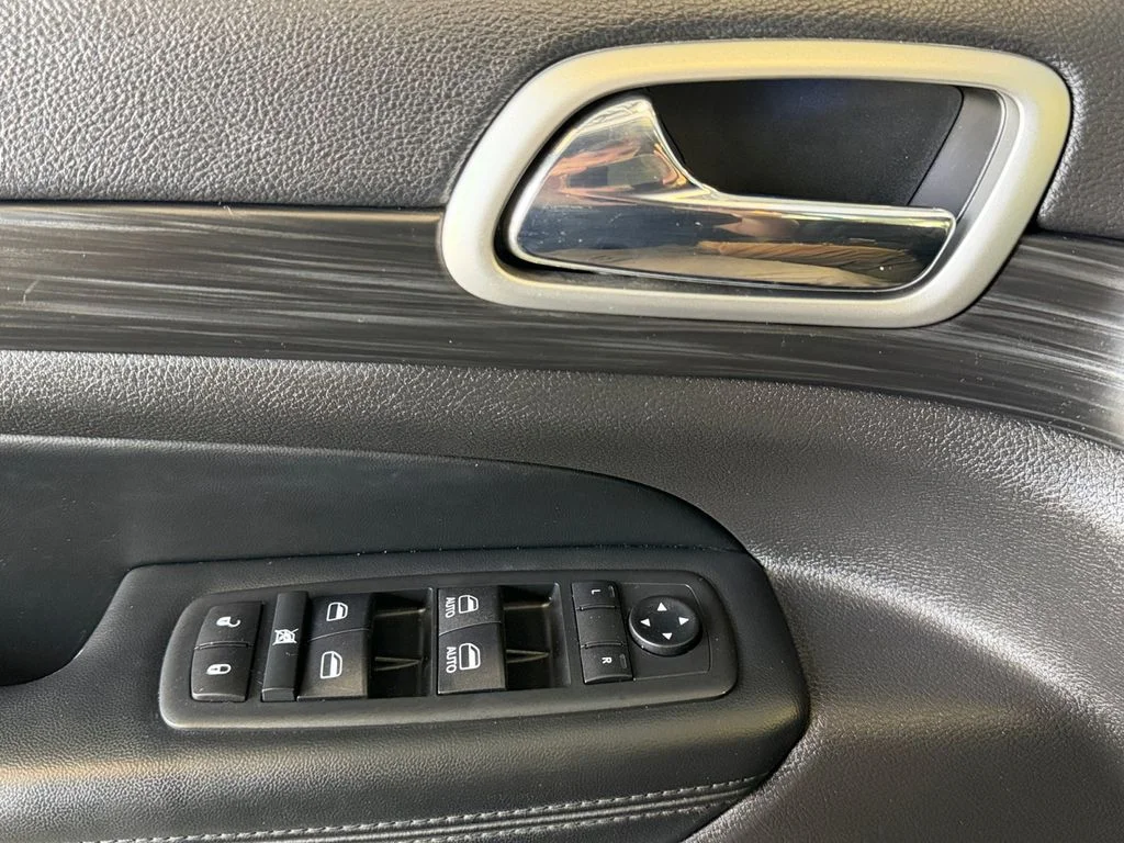 Used 2020 White Jeep Altitude image 29