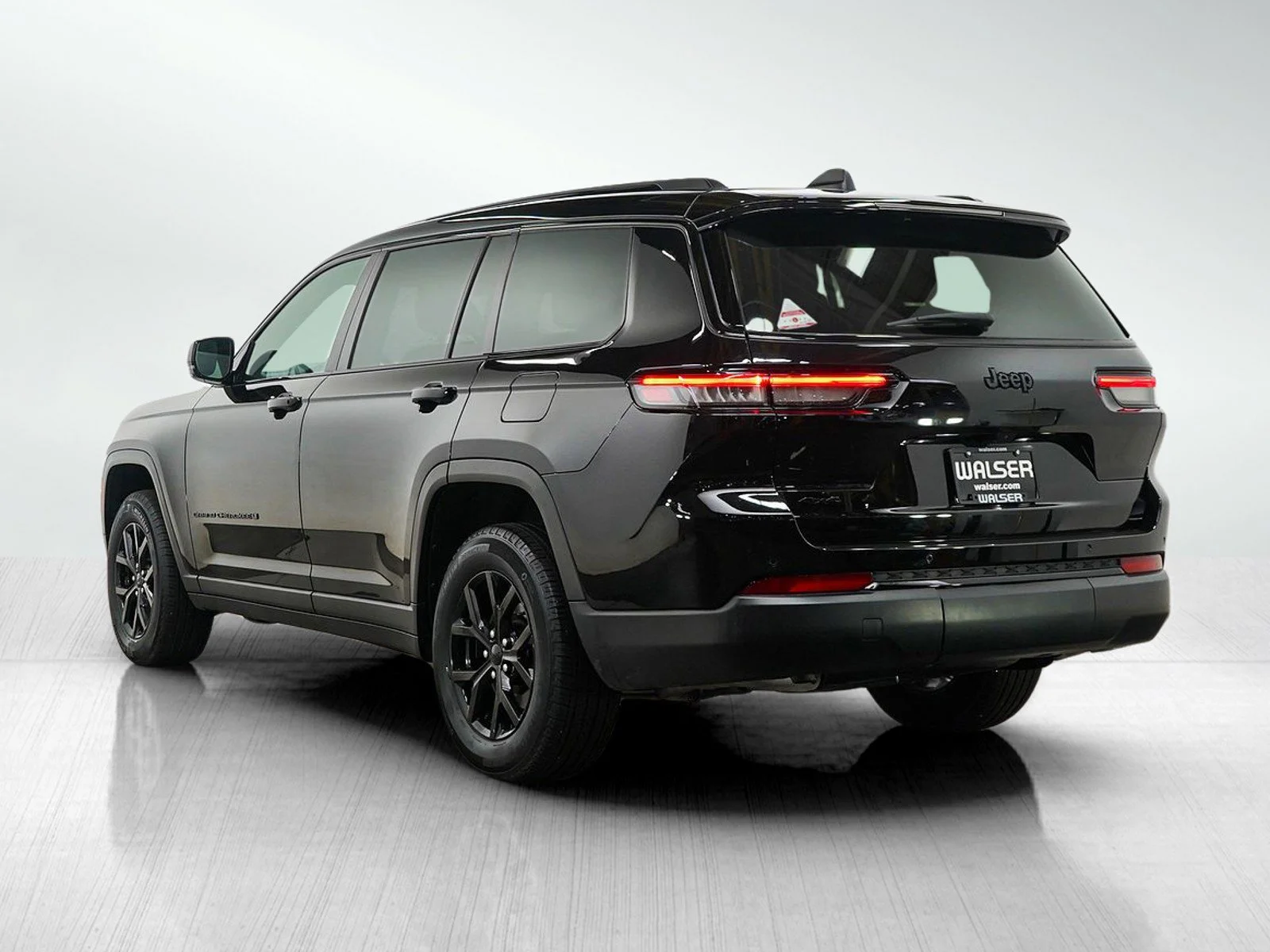 Used 2025 Diamond Black Crystal Pearlcoat Jeep Altitude image 3