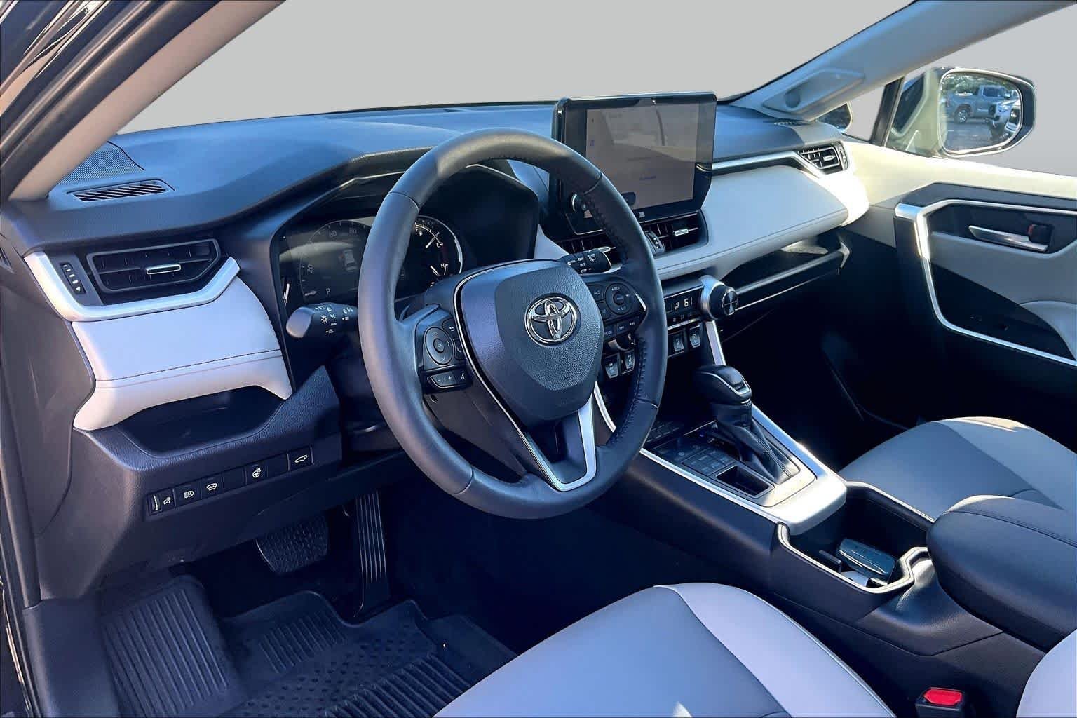 Used 2025 Midnight Black Metallic Toyota XLE Premium image 17