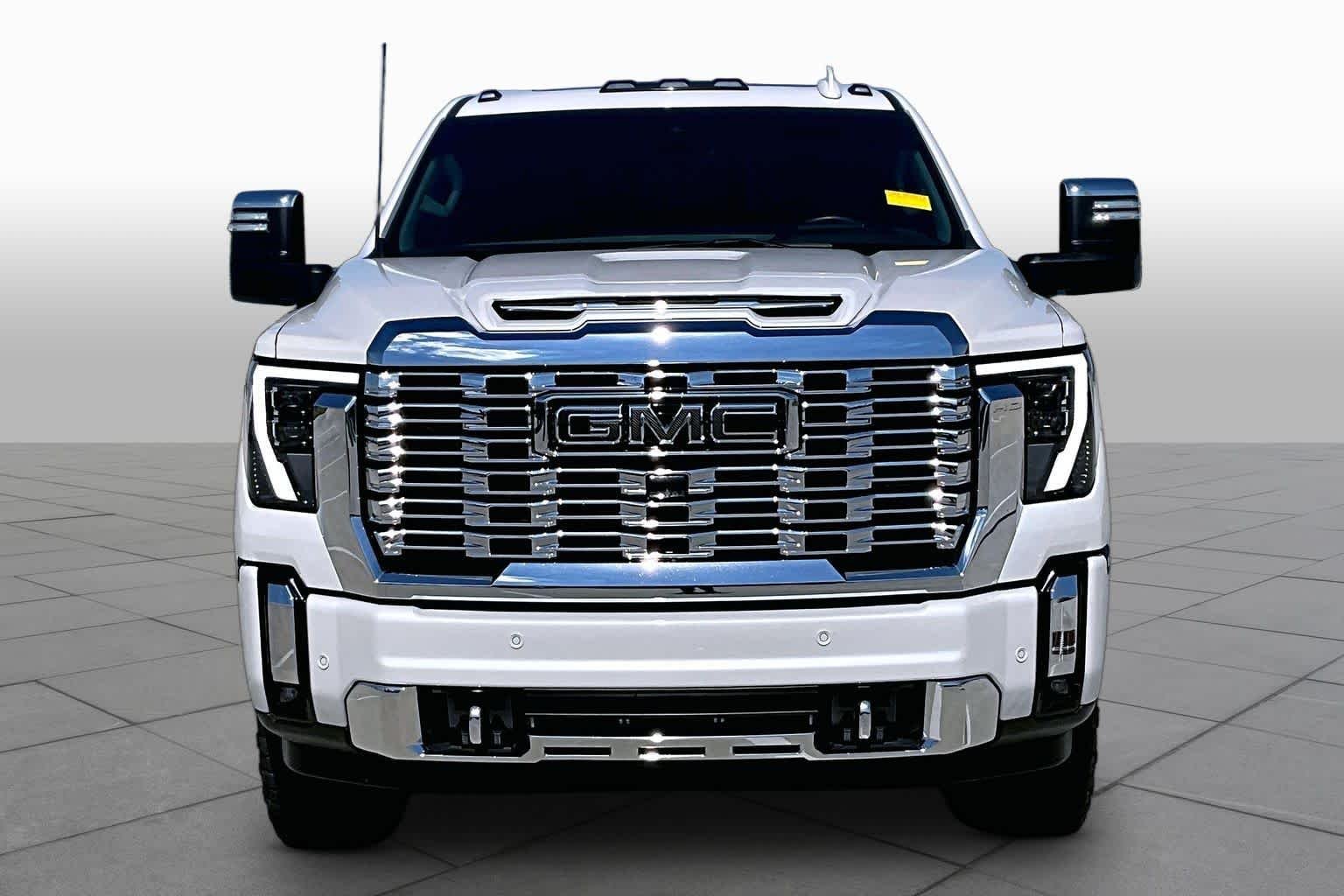 Used 2024 White Frost Tricoat GMC Denali image 4
