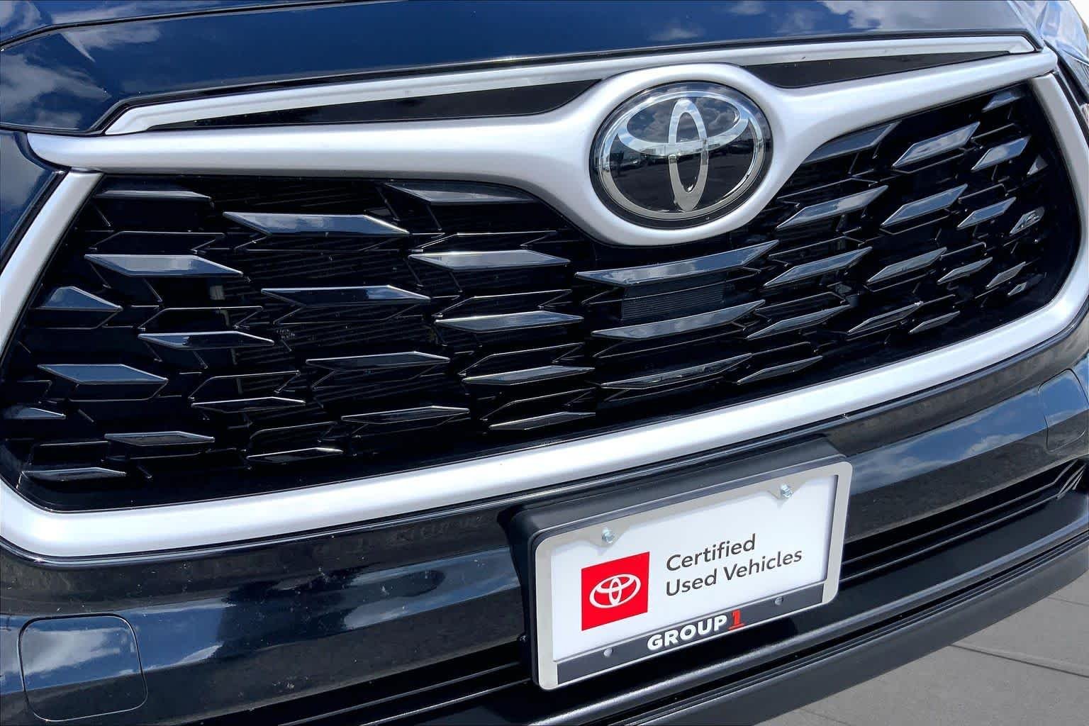 Used 2025 Midnight Black Metallic Toyota LE image 29