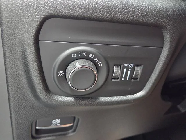 New 2026 Diamond Black Crystal Pearlcoat Jeep Laredo image 28