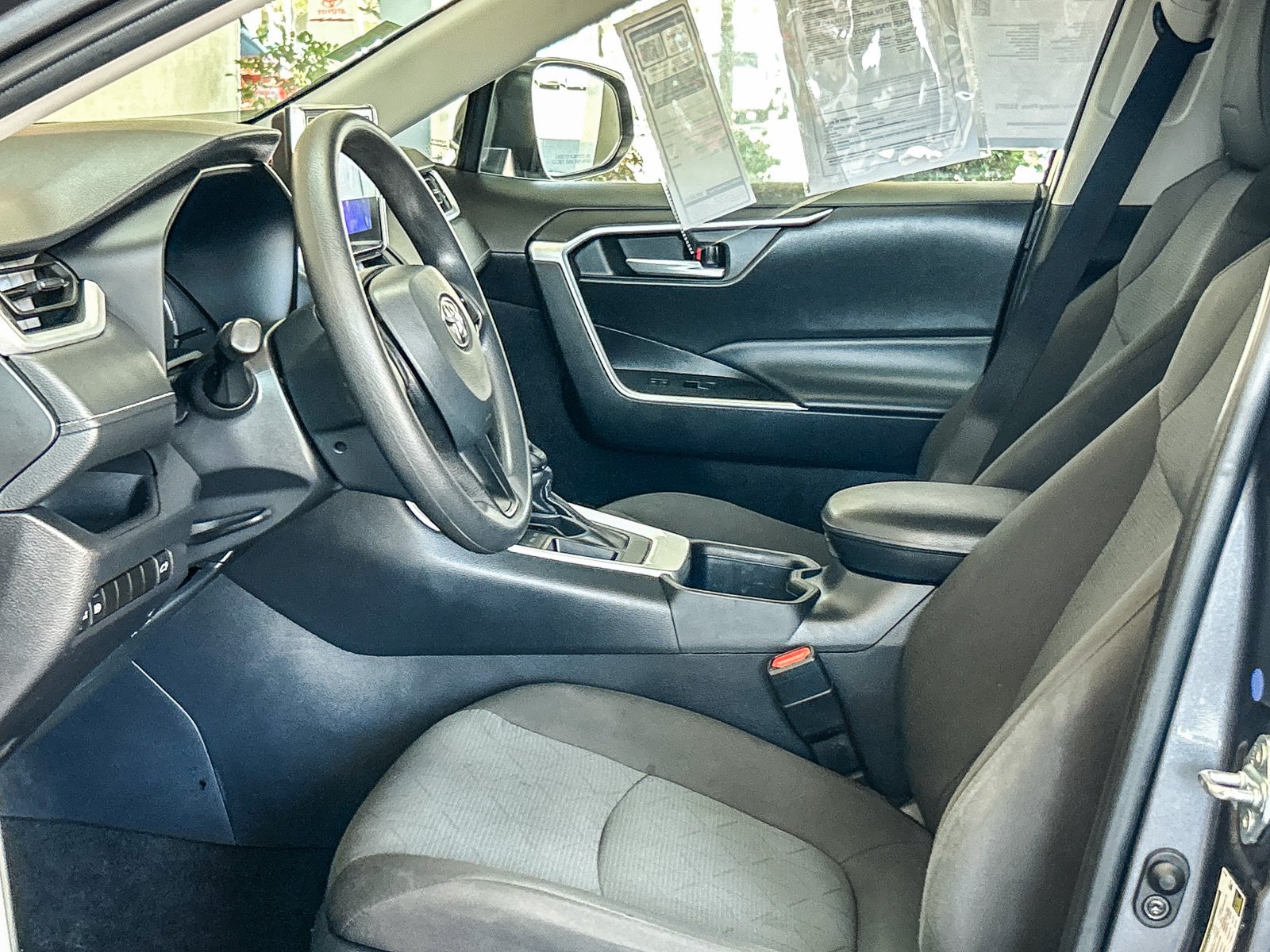 2025 Toyota RAV4 XLE - Photo 17