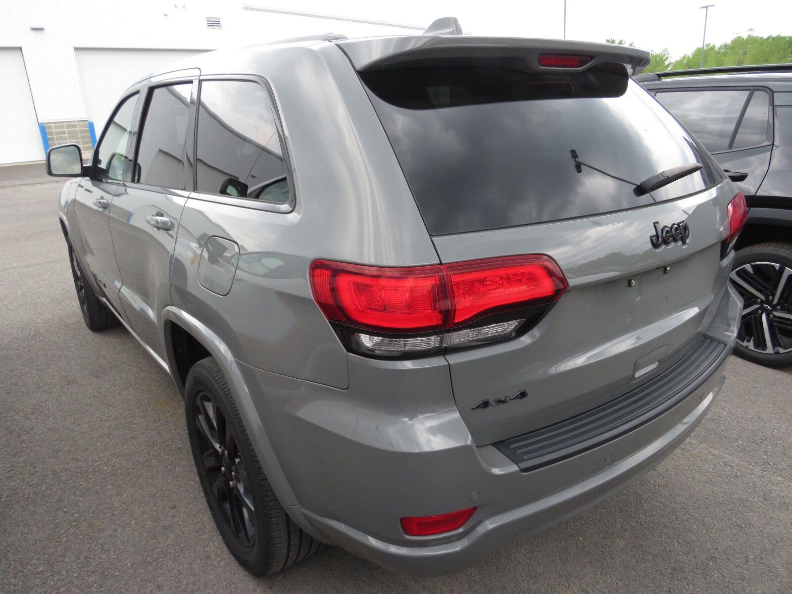 Used 2020 Sting-Gray Clearcoat Jeep Altitude image 10