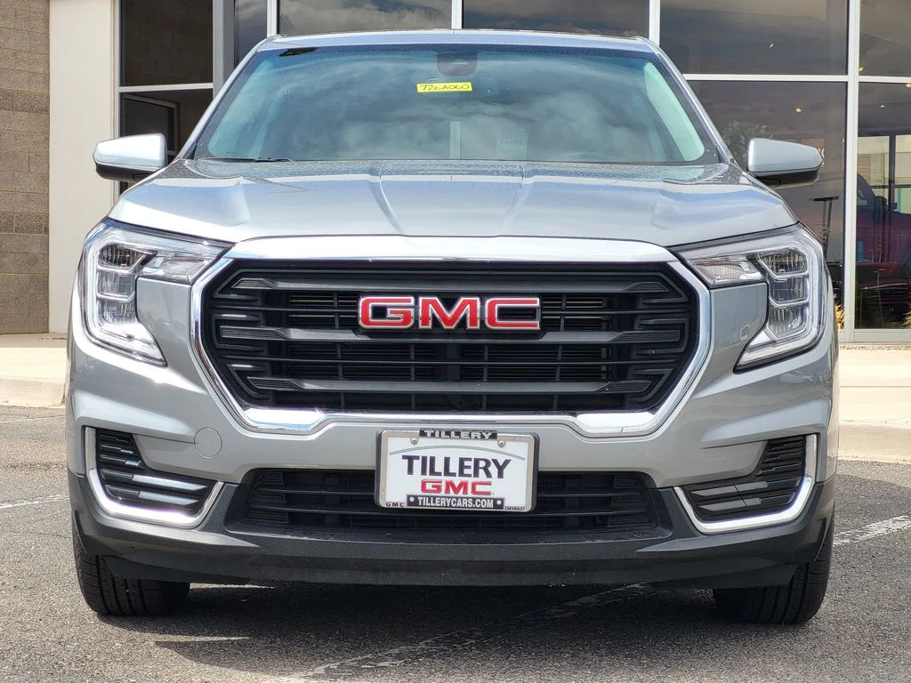 Used 2024 Sterling Metallic GMC SLE image 3
