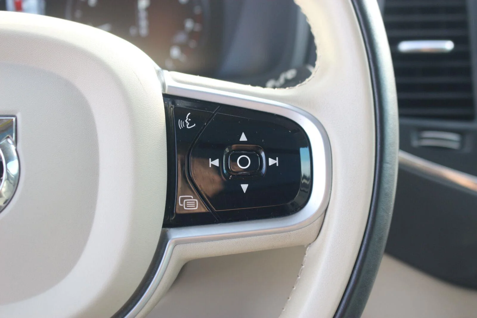 Used 2021  Volvo Momentum image 19