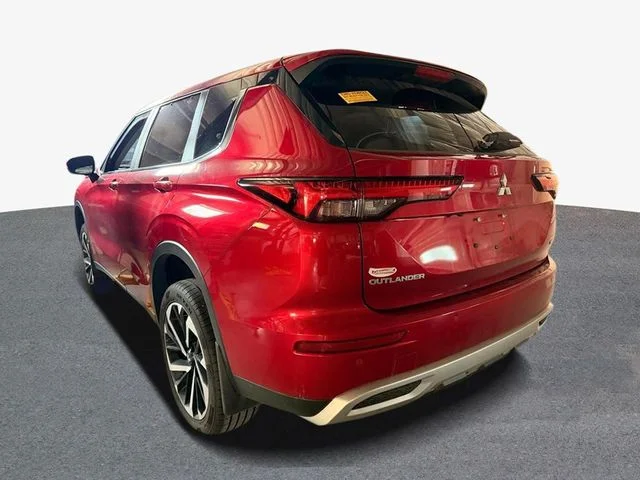Used 2024 Red Mitsubishi SE image 3