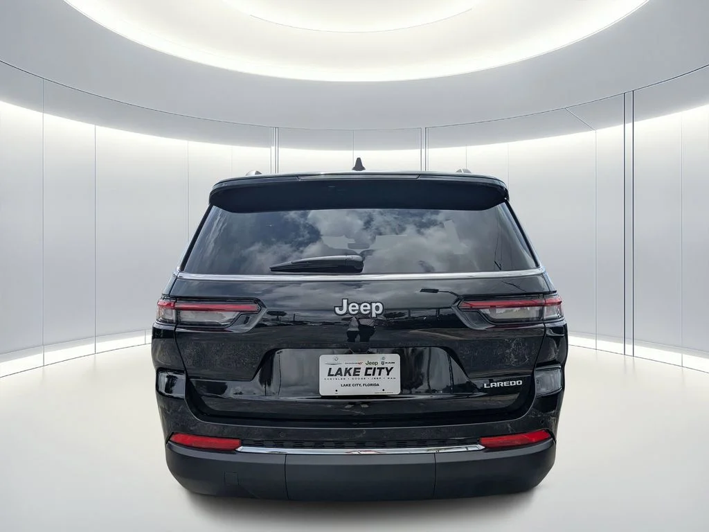 New 2026 Diamond Black Crystal Pearlcoat Jeep Laredo image 5