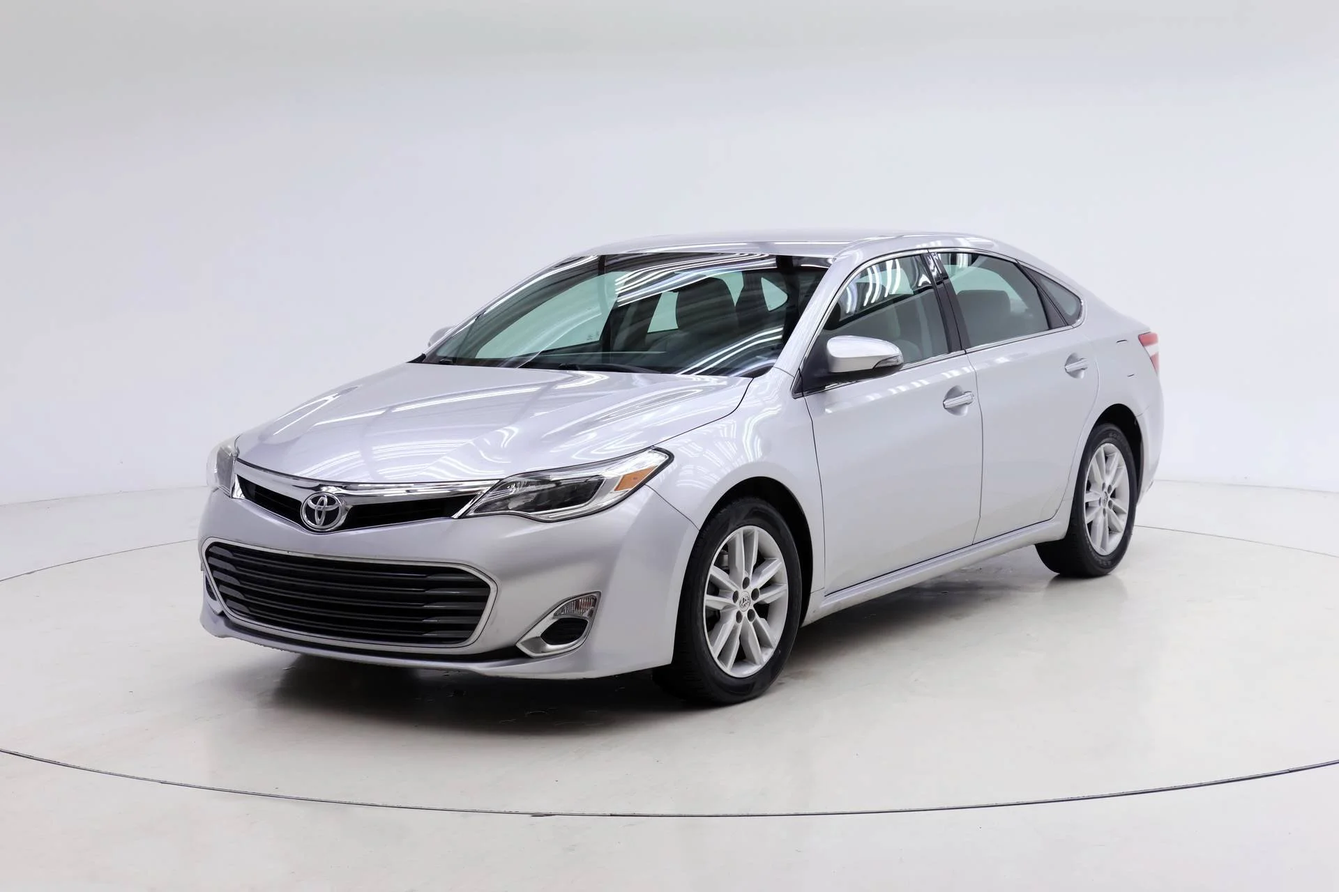 Used 2014 Classic Silver Metallic Toyota XLE image 1