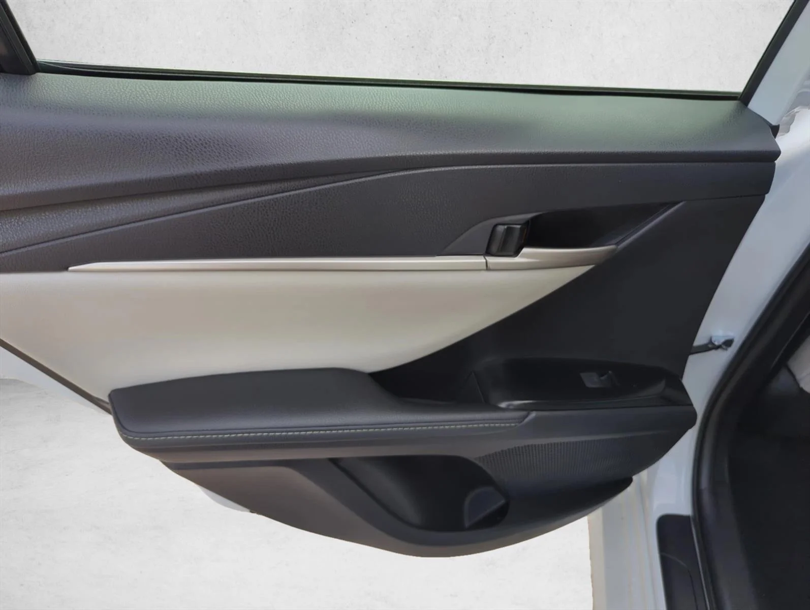 Used 2025 Wind Chill Pearl Toyota XLE image 8