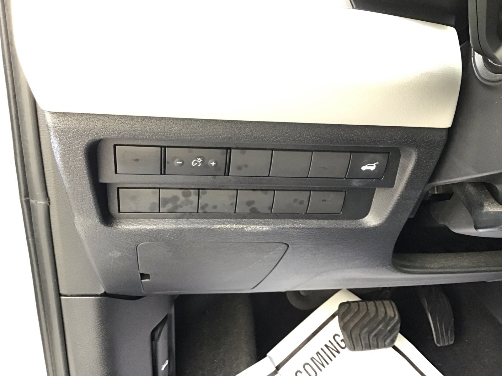 Used 2023 White Diamond Mitsubishi SEL image 27