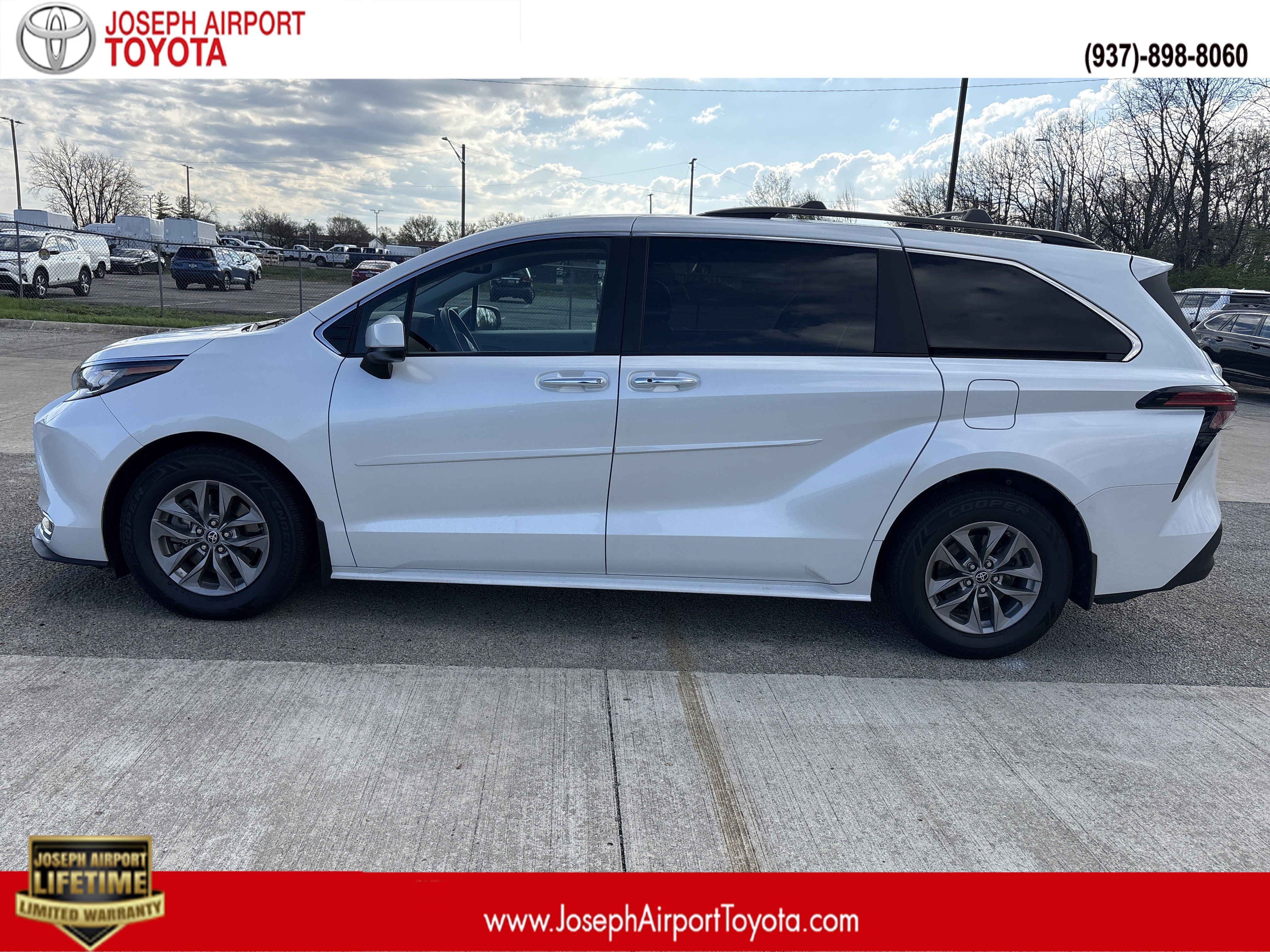 White 2022 Toyota Sienna XLE 7-Passenger FWD Minivan Front-Wheel Drive