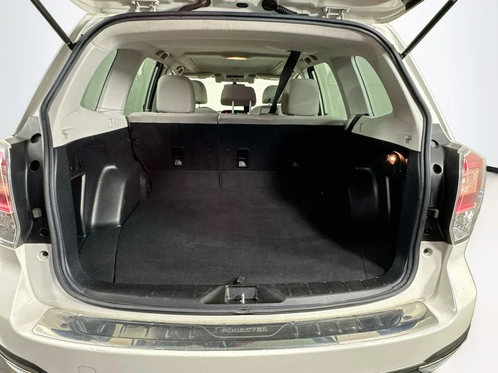 Used 2018 White Subaru 2.5i Premium image 31