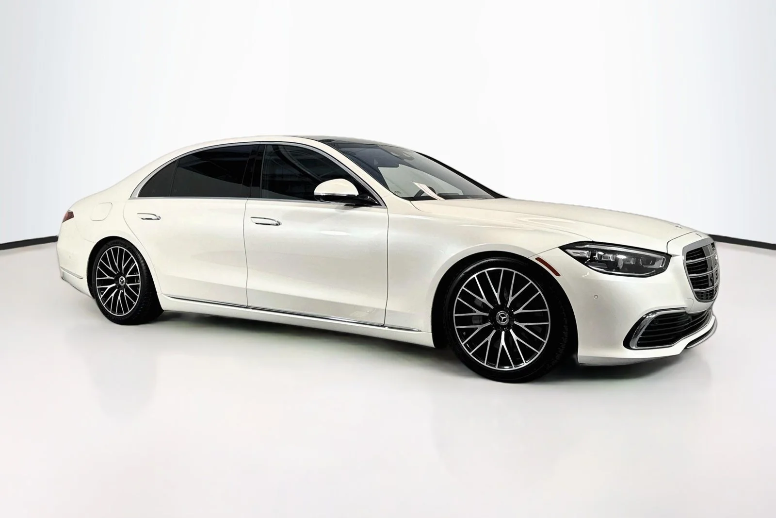 Used 2023 Manufaktur Diamond White Mercedes-Benz S 580 image 3