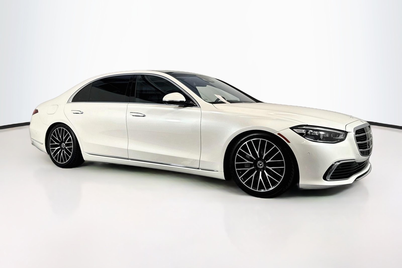 Used 2023 Manufaktur Diamond White Mercedes-Benz S 580 image 3