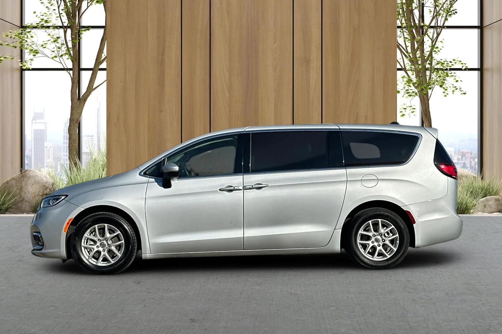 Used 2023 Silver Chrysler Touring L image 7