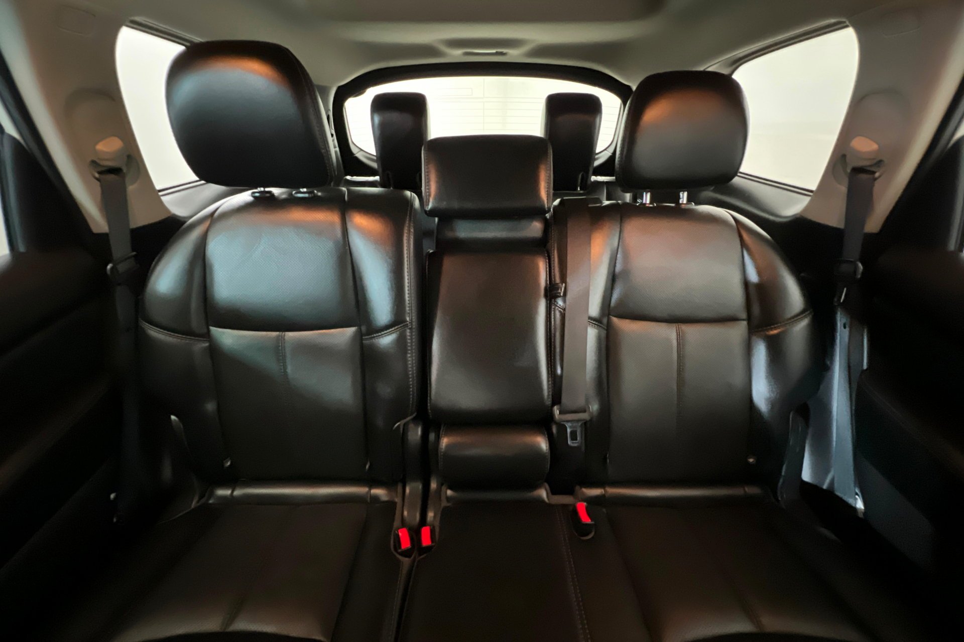 Used 2017 Pearl White Nissan Platinum image 28