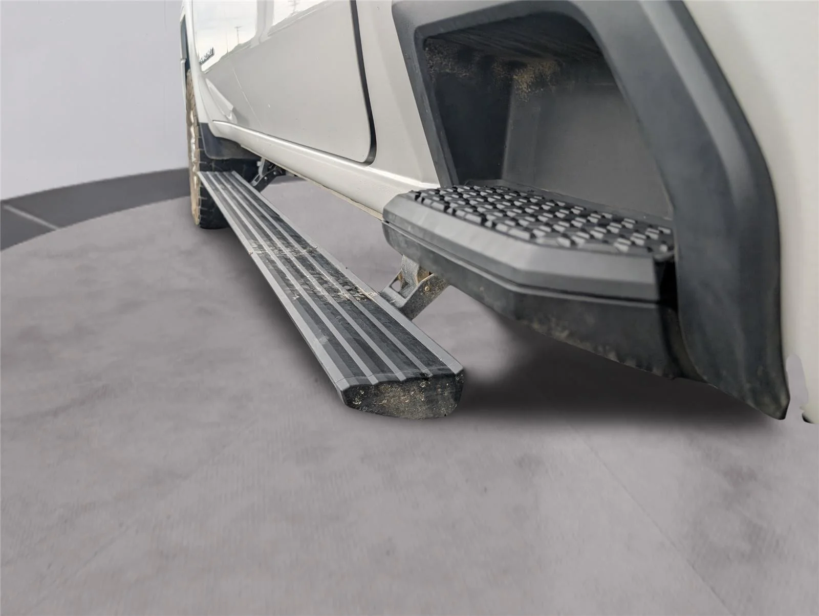 Used 2023 White Frost Tricoat GMC Denali image 42