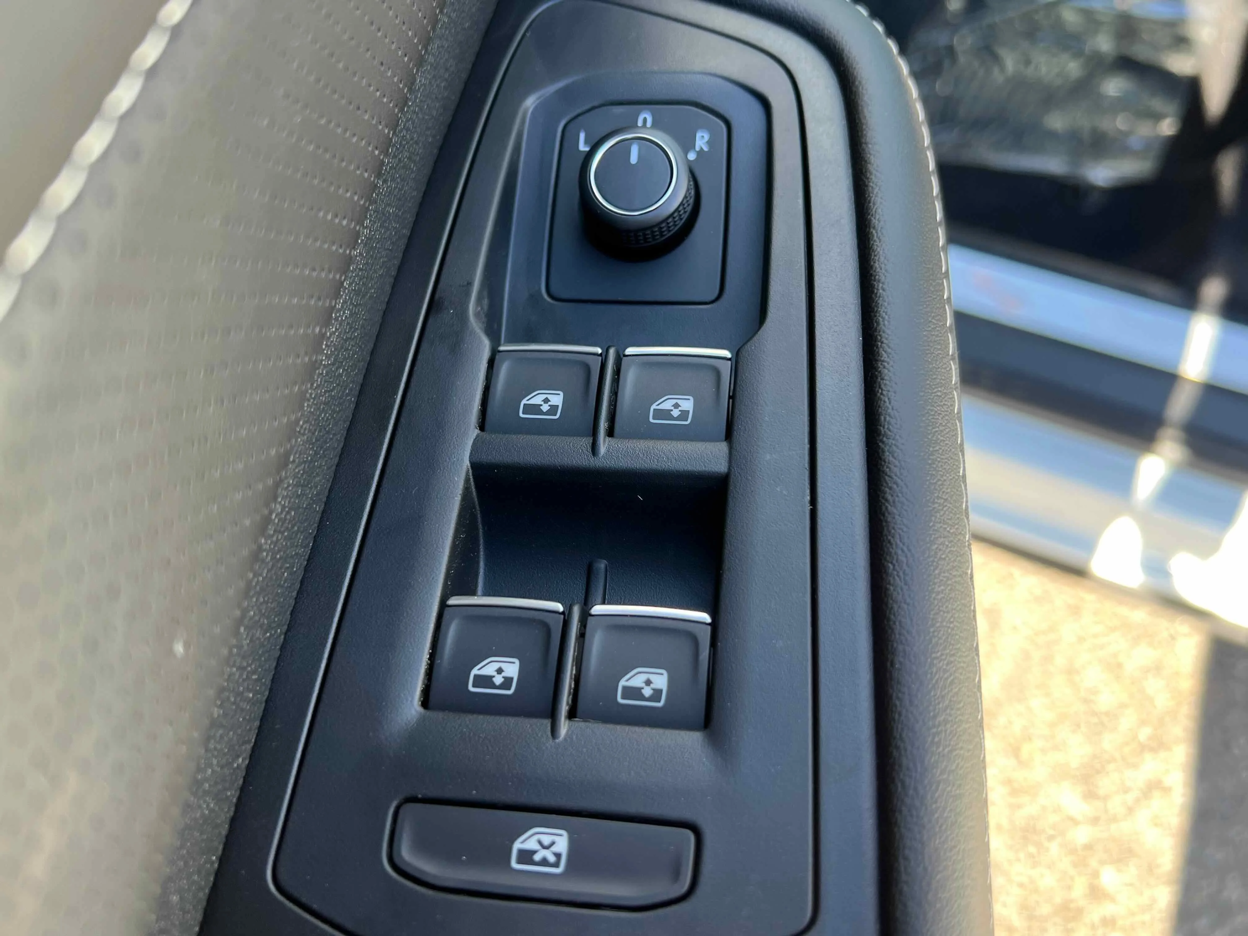 New 2026 Opal White Volkswagen 2.0T SE w/Technology image 15