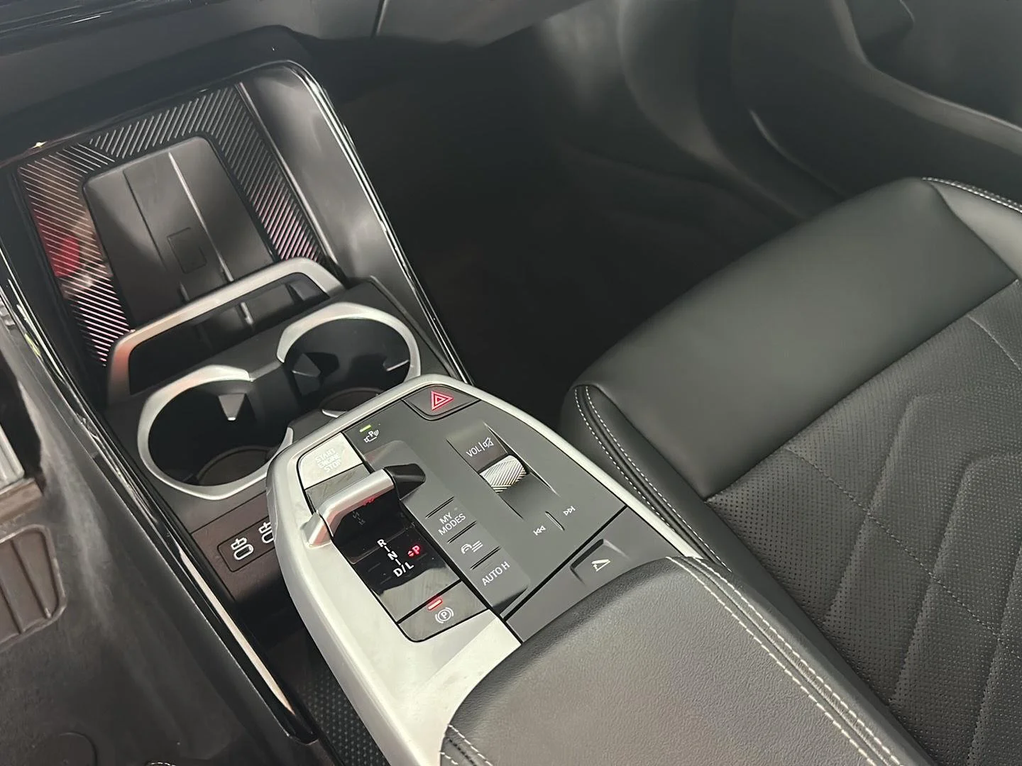 Used 2025 Mineral White Metallic BMW xDrive28i image 15