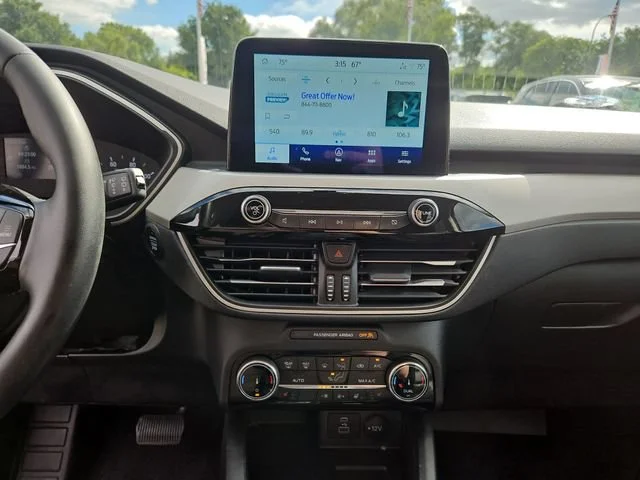 Used 2022  Ford SEL image 19