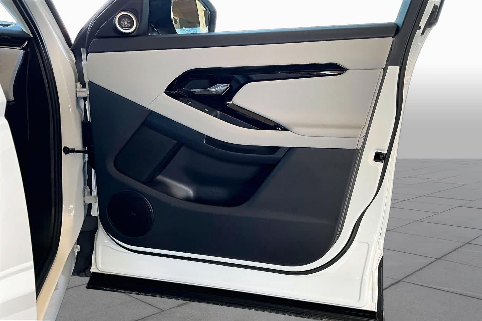Used 2024 Fuji White Land Rover Core S image 23