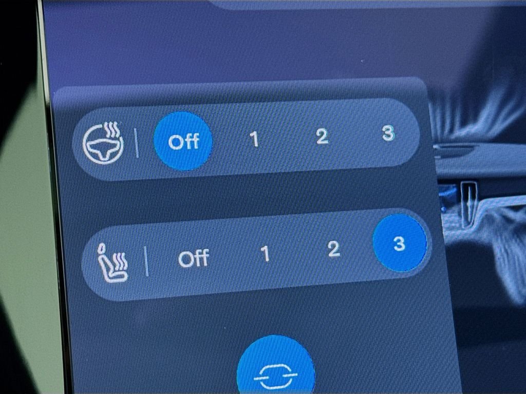 Used 2024 White Volvo B5 Plus image 22