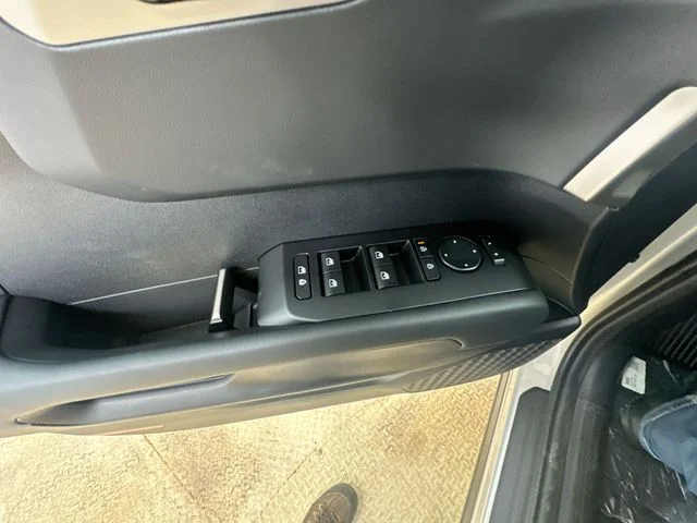 New 2027 Ivory Silver Kia S image 16