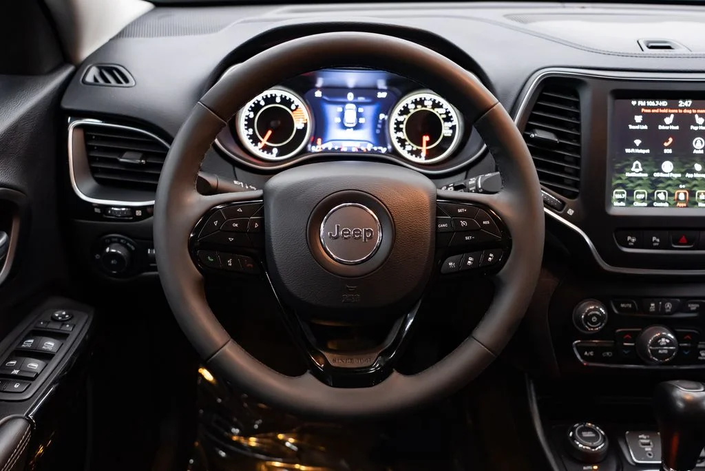 Used 2023 Gray Jeep Altitude image 14