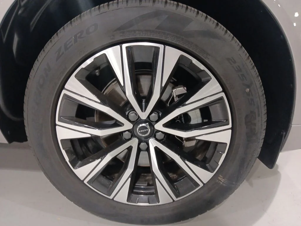 Certified Used 2024 Silver Volvo B5 Core image 22