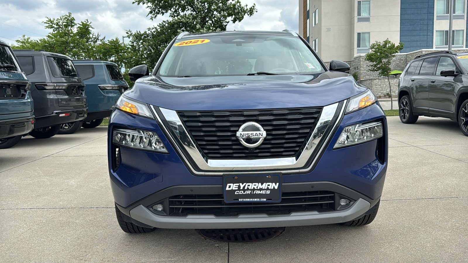 Used 2021 Blue Nissan SL image 4